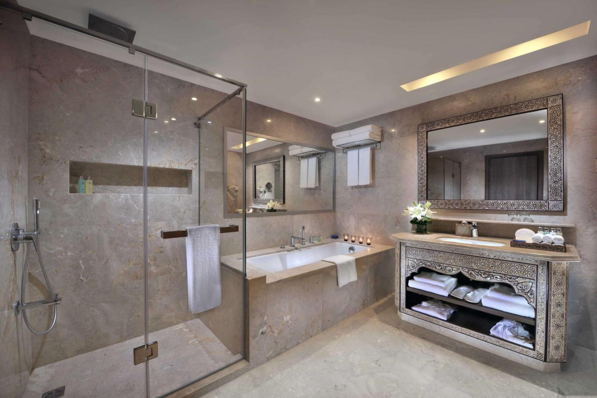 Hotel Steigenberger Alcazar Šarm aš-Šajch Exteriér fotografie A modern bathroom